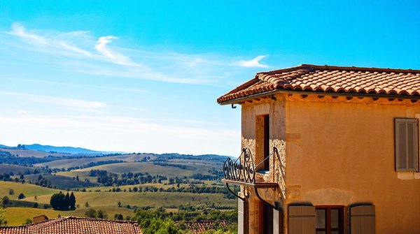 Rénover votre toiture à nîmes avec des couvreurs professionnels